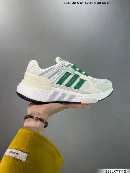 公司级✅adidas EQT+ 复古单品 90年代跑鞋设计与现代adidas跑鞋科技相结合,你会得到什么?——答案是EQT.EQT全称EQUIPMENT,就像字面意思一样,EQT注重装备性能,是adidas非常经典的跑鞋.96年一位新秀的出现,把EQT系列烙印在了一群篮球迷的心中.当时刚刚从高中进入NBA的科比布莱恩特作为阿迪达斯的代言人上脚了EQT系列的篮球鞋,而最经典的就是他夺得扣篮冠军时穿的EQT-Elevation.醒目的跑步运动鞋 90年代跑鞋设计与现代adidas跑鞋科技相结合,你会得到什么?会得到这款adidas EQT+运动鞋.adidas EQT系列,旨在为满足跑步者需要而生.如今,它搭载了Boost科技,含舒适鞋面和别致三条纹饰面 货号:H02751 ID:356JXY1112
